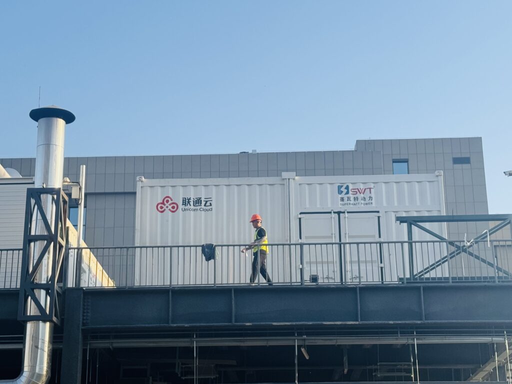 Which supplier offers bridge power solutions for data centers?