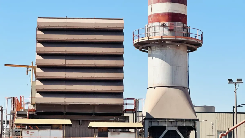 How does a solar storage diesel microgrid work for mining