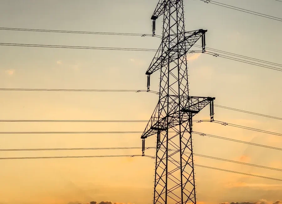 How to reduce power interruption risk in data centers?
